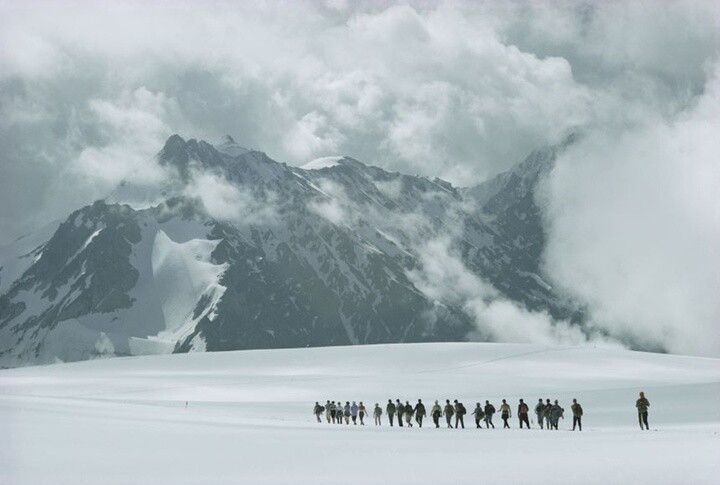 Những người đi bộ đường dài băng qua vùng đồng bằng phía dưới núi Elbrus của Nga. Thuộc dãy Kavkaz, Elbrus là đỉnh núi cao nhất châu Âu, với độ cao 5.642 m so với mực nước biển. (Ảnh: National Geographic)