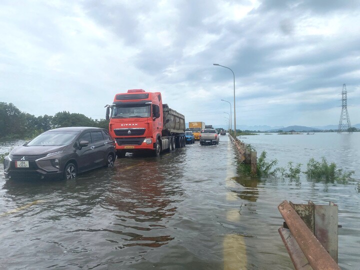 Lũ tại các sông ở Hà Nội dâng cao, đường sá ngoại thành ngập nặng
