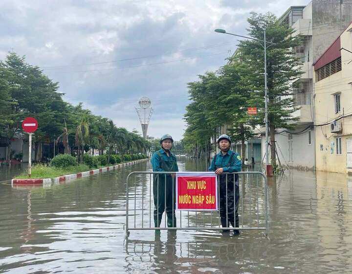 Lũ tại các sông ở Hà Nội dâng cao, đường sá ngoại thành ngập nặng