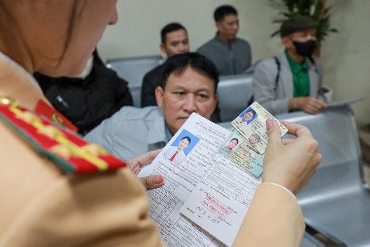 Người dân cần đặc biệt lưu ý thời hạn GPLX, bởi tùy thời gian quá hạn mà có thể phải thi lại lý thuyết hoặc cả lý thuyết, thực hành.