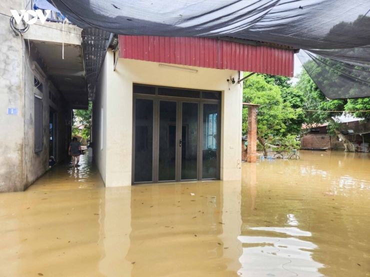 Bà Nguyễn Thị Thi tổ dân phố Vạn Phúc, phường Kinh Bắc, tỉnh Bắc Ninh cho biết, khi nước sông Cầu dâng cao, gia đình bà cùng các hộ dân xung quanh chủ động hỗ trợ nhau di dời tài sản, đồ dùng trong nhà lên vị trí cao để tránh ngập.