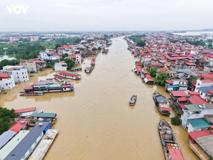 UBND phường Vân Hà khuyến cáo người dân chủ động gia cố nhà ở, mái tôn, biển hiệu; kiểm tra hệ thống điện, tài sản và các vị trí có nguy cơ mất an toàn. Người dân được yêu cầu hạn chế ra đường khi mưa lớn, tuyệt đối không đi qua khu vực ngập sâu, nước chảy xiết hoặc những nơi đã được cảnh báo nguy hiểm; nghiêm túc chấp hành yêu cầu sơ tán khi có chỉ đạo của cơ quan chức năng.
