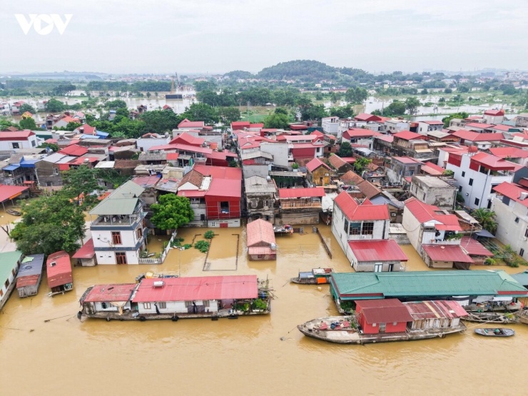 Theo báo cáo nhanh của Sở Nông nghiệp và Môi trường tỉnh Bắc Ninh, đến 7 giờ ngày 25/8, toàn tỉnh chưa ghi nhận thiệt hại về người. Tuy nhiên, mưa lũ đã khiến 2.457 hộ dân bị cô lập; 2.181 hộ phải di dời hoặc di chuyển tài sản đến nơi an toàn.