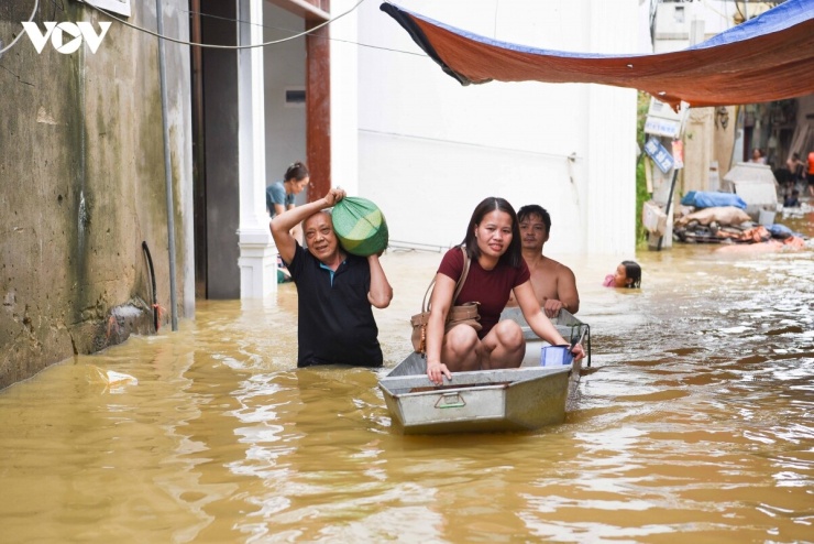 Tại tổ dân phố Thổ Hà, phường Vân Hà người dân muốn đi đò, chỉ có một cách duy nhất là nhờ người đẩy trên những chiếc thuyền nhỏ để qua đò.