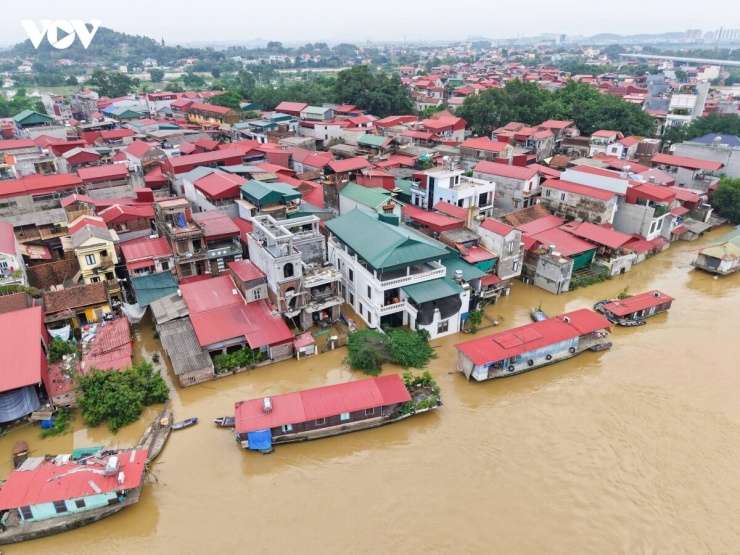 Mưa lũ cũng làm 13.385,98 ha cây trồng trên địa bàn tỉnh bị ngập úng; hơn 2.300 con gia súc và 140.000 con gia cầm bị ảnh hưởng, phải di dời hoặc bị thiệt hại.
