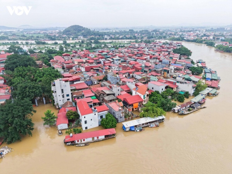 Trước diễn biến mưa lũ còn phức tạp, tỉnh Bắc Ninh yêu cầu các địa phương, đơn vị tiếp tục chủ động ứng phó, xử lý kịp thời các tình huống ngay từ cơ sở, trong đó ưu tiên cao nhất là bảo đảm an toàn tính mạng người dân. Cùng với đó, khi nước rút, các địa phương sẽ khẩn trương khắc phục sự cố về giao thông, đê điều, thủy lợi, điện và vệ sinh môi trường; từng bước ổn định đời sống, khôi phục sản xuất cho người dân bị ảnh hưởng.