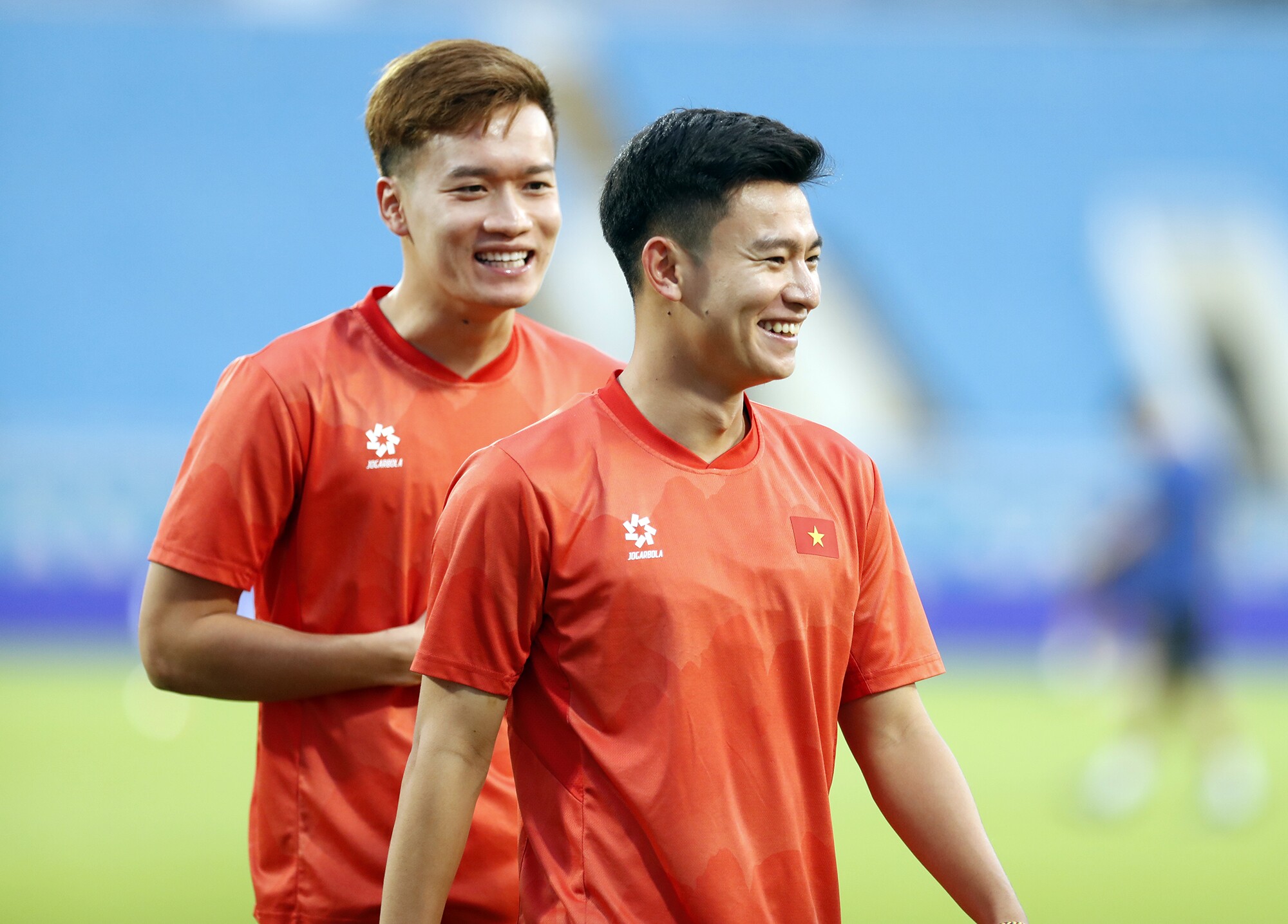 Nụ cười tươi của Hoàng Đức và Tuấn Tài trên sân Mỹ Đình.