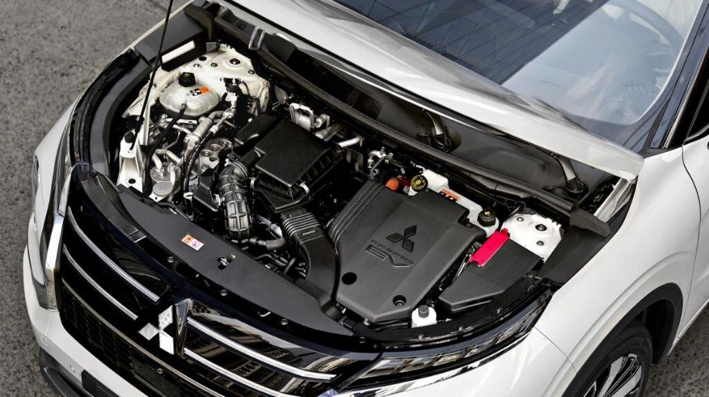 Xe trang bị hệ truyền động plug-in hybrid là sự kết hợp của động cơ MIVEC, dung tích 2.4L và hai mô-tơ điện.