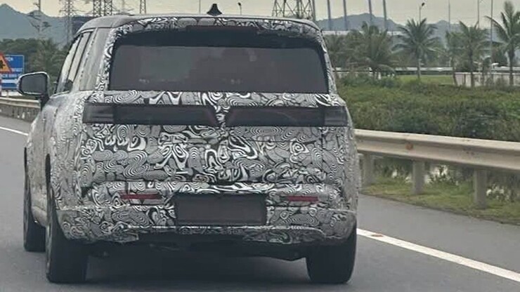 Chiếc SUV VinFast chạy thử có kích thước tầm trung, được ngụy trang kín. Ảnh: FB
