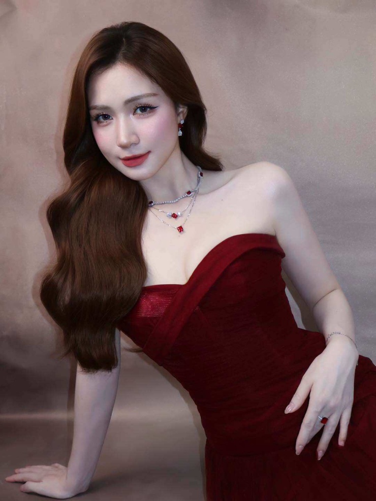 Bộ sưu tập vòng cổ mini hơn 1 tỷ đồng của Hòa Minzy - 13