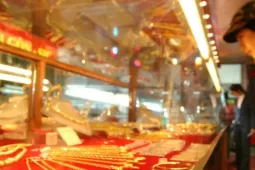 Giá vàng biến động mạnh, nhà đầu tư nên làm gì?