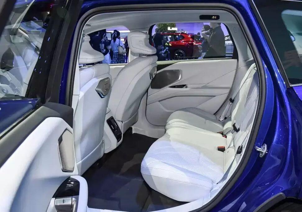 BMW cho biết iX3 L có thể sạc nhanh DC từ 10-80% trong khoảng 21-22 phút.