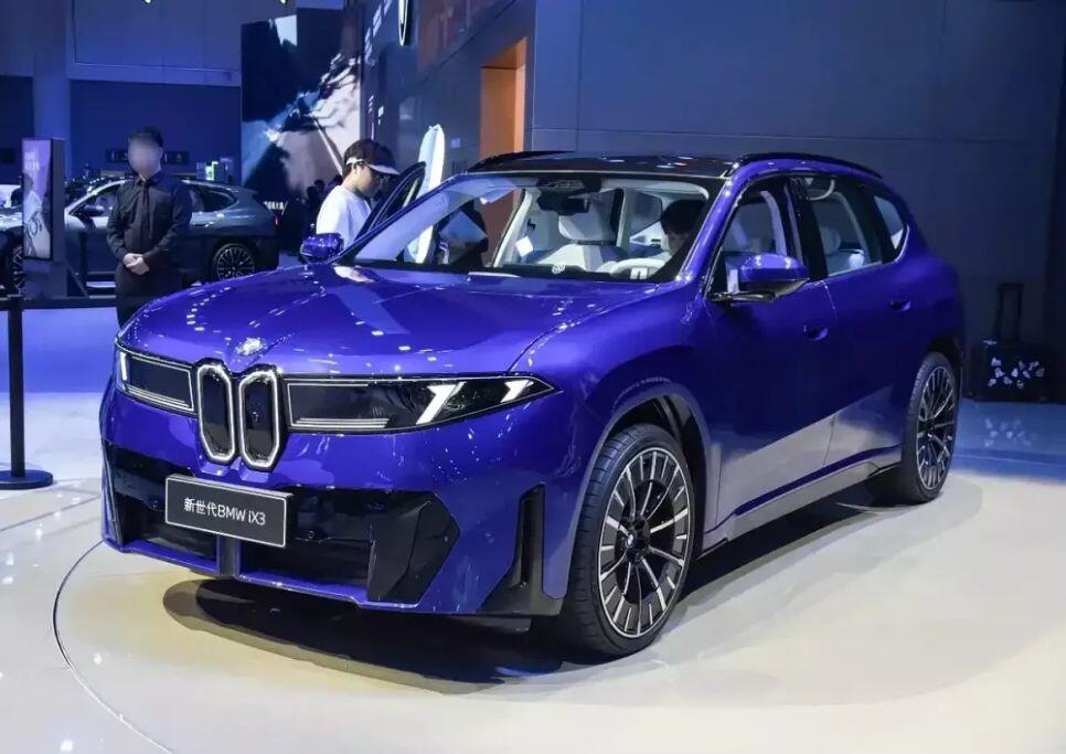 BMW iX3 L có kích thước dài x rộng x cao lần lượt là: 4.885 x 1.895 x 1.634 mm.