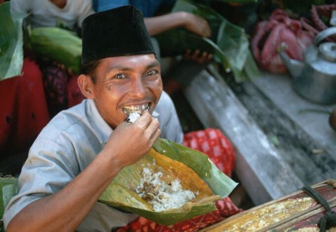 Người Indonesia vẫn giữ truyền thống ăn bằng tay từ xa xưa. (Ảnh: iStock)