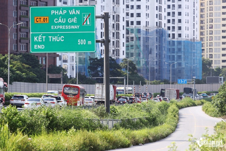 Xe dồn về Hà Nội, CSGT cho ô tô đi vào làn ngược chiều trên cao tốc
