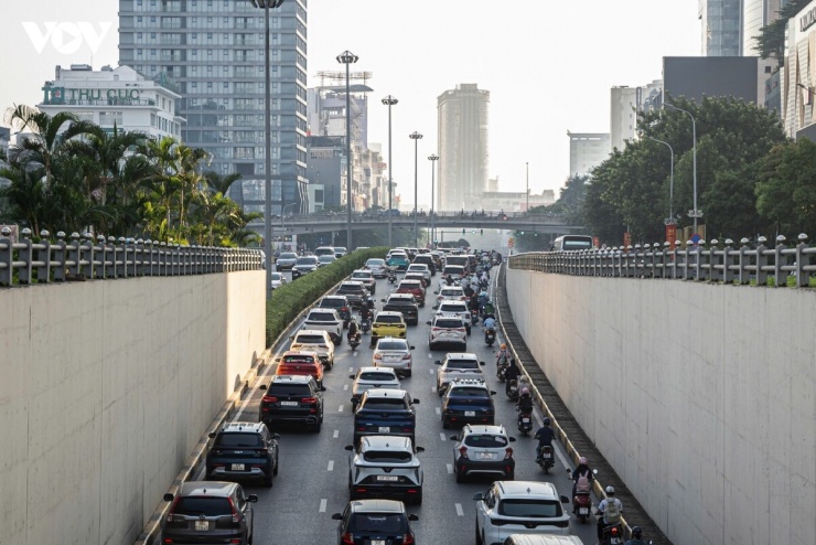 Ô tô dàn hàng, xe máy leo vỉa hè ngày đầu đi làm sau kỳ nghỉ lễ