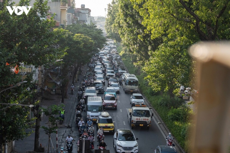 Ô tô dàn hàng, xe máy leo vỉa hè ngày đầu đi làm sau kỳ nghỉ lễ