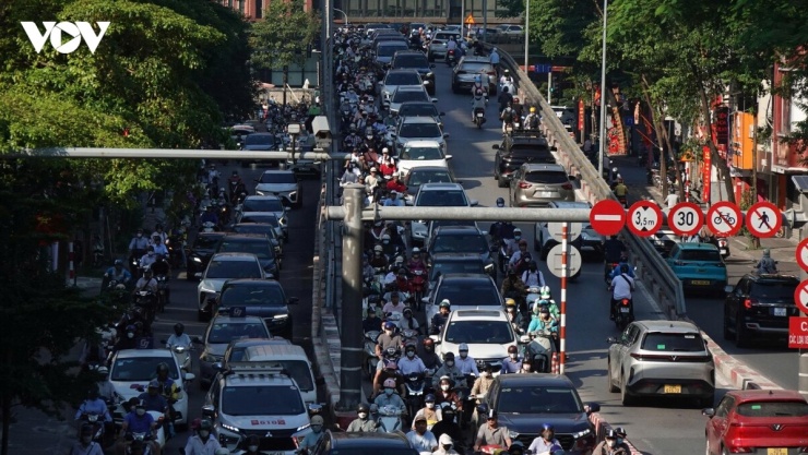 Ô tô dàn hàng, xe máy leo vỉa hè ngày đầu đi làm sau kỳ nghỉ lễ