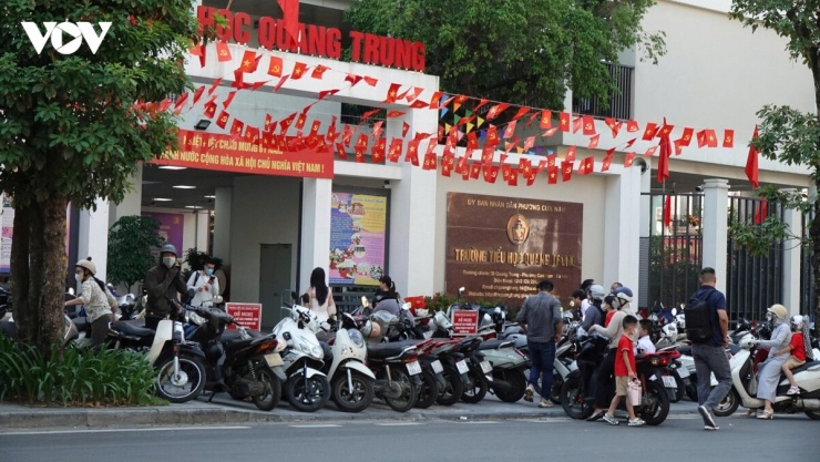Ô tô dàn hàng, xe máy leo vỉa hè ngày đầu đi làm sau kỳ nghỉ lễ