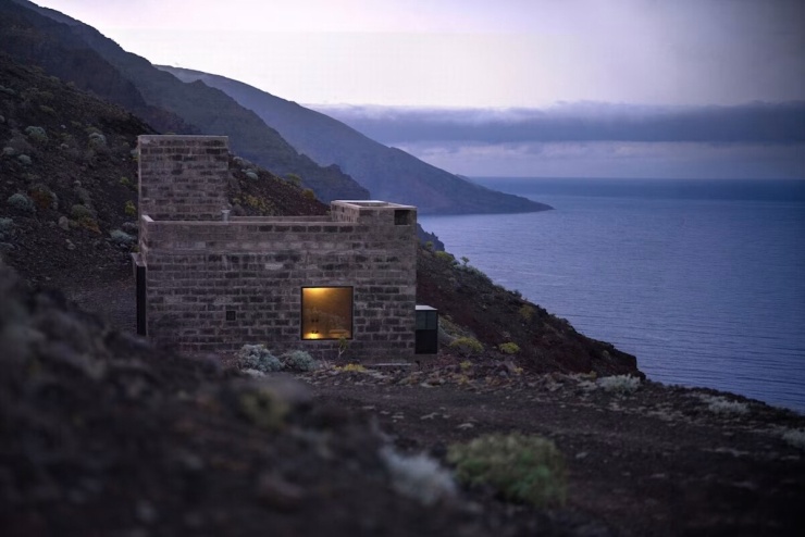 Bên ngoài khu nghĩ dưỡng trên đảo El Hierro. Ảnh: Derek Pedrós