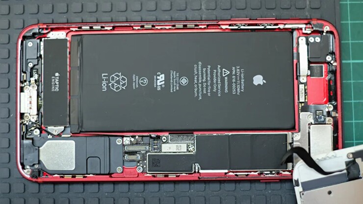 Các linh kiện bên trong iPhone được bố trí&nbsp;một cách tỉ mỉ.