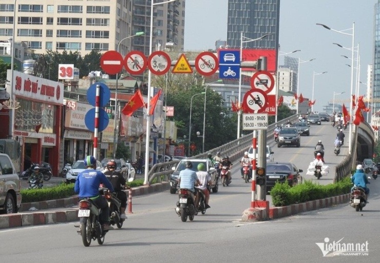 Biển báo giao thông hình tròn là loại phổ biến nhất và cũng có hiệu lực&nbsp;bắt buộc cao nhất. Ảnh: Hoàng Hiệp