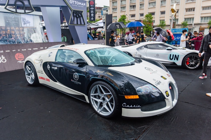 Chiếc siêu xe Bugatti Veyron 16.4 nổi tiếng của ông Đặng Lê Nguyên Vũ trưng bày tại Hành trình siêu xe quốc tế Gumball 3000 ở TP.HCM. Ảnh: Nguyễn Tiến Dũng