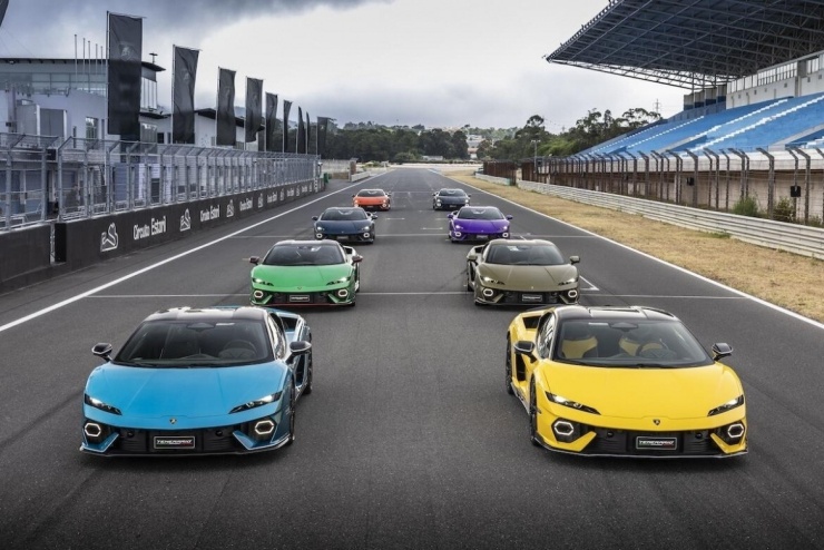 Lamborghini Temerario kết hợp động cơ V8 4.0L tăng áp kép và ba mô-tơ điện, cho tổng công suất 920 CV. Siêu xe này tăng tốc 0 - 100 km/h trong 2,7 giây và đạt tốc độ tối đa 343 km/h.