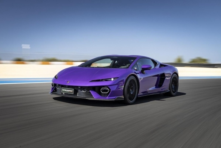 Về thiết kế, Lamborghini Temerario mang phong cách góc cạnh, cắt xẻ mạnh mẽ, đèn chiếu sáng hình lục giác đặc trưng và các mảng thân xe đậm tính khí động học.&nbsp;