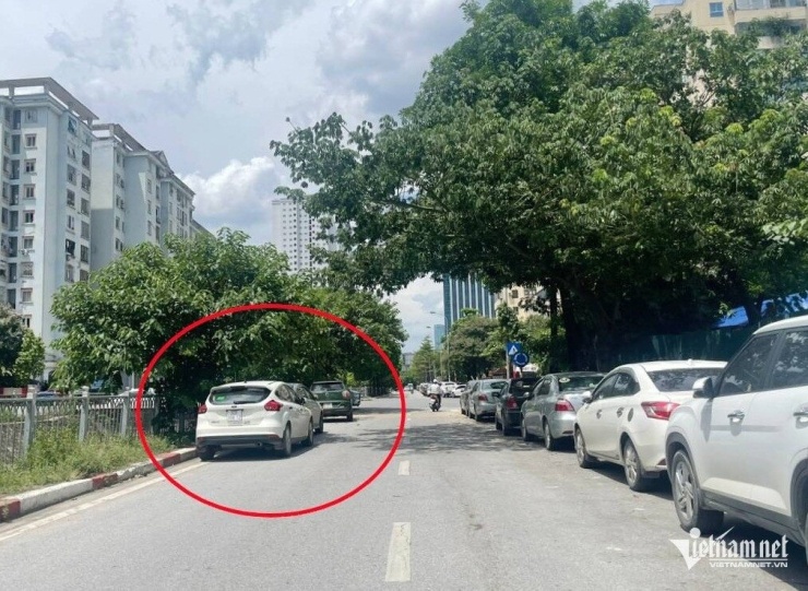 Nhiều vị trí mặc định cấm dừng đỗ xe dù không cần cắm biển cấm. Ảnh: Hoàng Hiệp