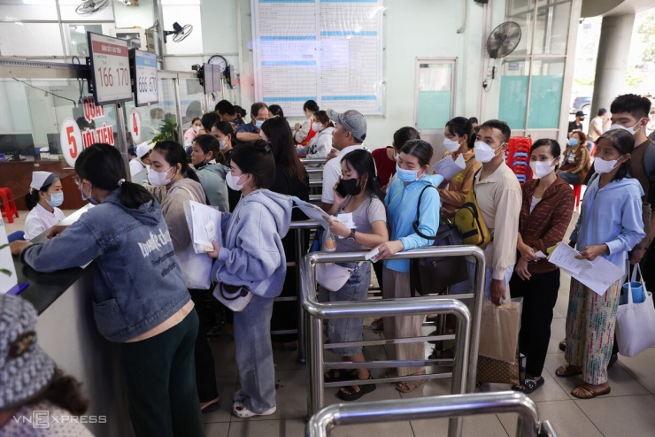 Khu vực lấy số tự động và quầy tiếp nhận luôn đông đúc. Khoảng một năm nay, nhờ triển khai đăng khám qua ứng dụng (app), nơi này bớt cảnh xếp hàng từ tờ mờ sáng. Hiện hơn 70% bệnh nhân đã đăng ký qua ứng dụng, chủ động đặt lịch từ trước, đến nơi chỉ cần in số thứ tự và đi thẳng đến phòng khám. Nhân viên Phòng Công tác xã hội cùng đội thanh niên tình nguyện - chủ yếu là sinh viên các trường đại học - có mặt từ sáng sớm để hỗ trợ người bệnh.