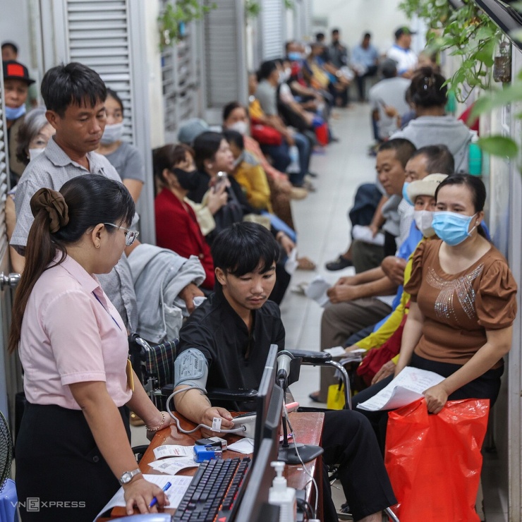 Bình thường, các bác sĩ phòng khám kết thúc công việc lúc 16h. Trong những ngày lượng khám lên tới hơn 10.000 lượt, y bác sĩ phải nán lại làm thêm một tiếng để giải quyết hết cho bệnh nhân về trong ngày.
