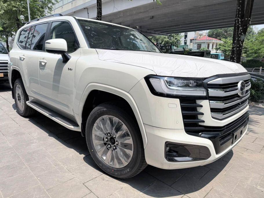 Xe được trang bị khối động cơ xăng V6, dung tích&nbsp;3.5L tăng áp kép với một mô-tơ điện tích hợp.