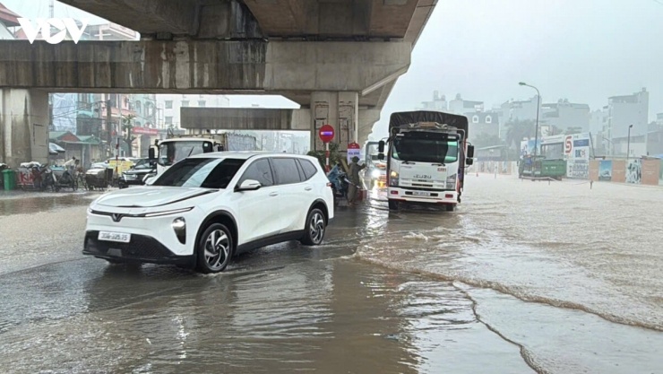 Quốc lộ 6 đoạn Ba La - Yên Nghĩa ngập sâu, xe chết máy la liệt