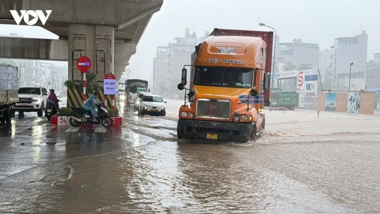 Quốc lộ 6 đoạn Ba La - Yên Nghĩa ngập sâu, xe chết máy la liệt