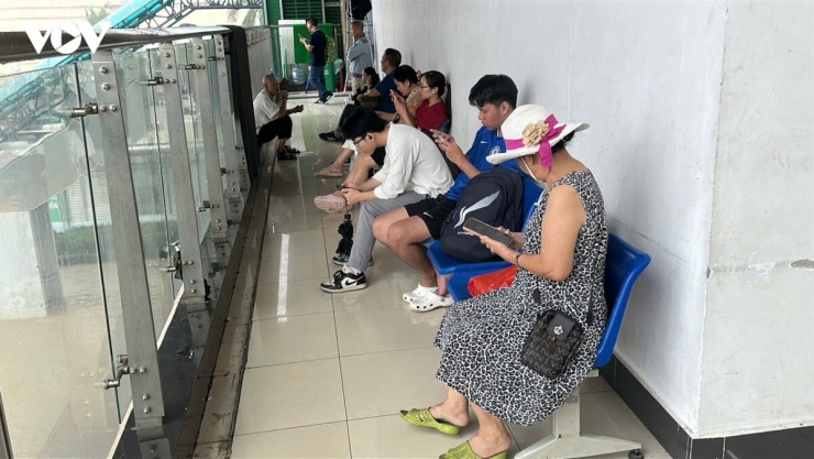 Quốc lộ 6 đoạn Ba La - Yên Nghĩa ngập sâu, xe chết máy la liệt