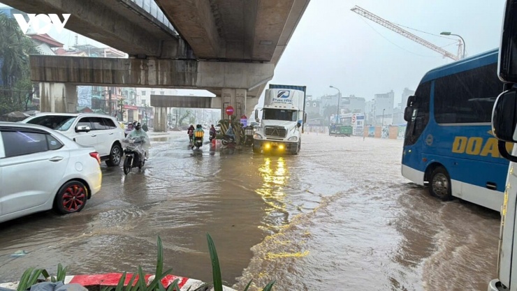 Quốc lộ 6 đoạn Ba La - Yên Nghĩa ngập sâu, xe chết máy la liệt