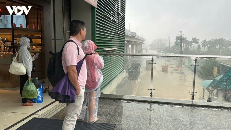 Quốc lộ 6 đoạn Ba La - Yên Nghĩa ngập sâu, xe chết máy la liệt