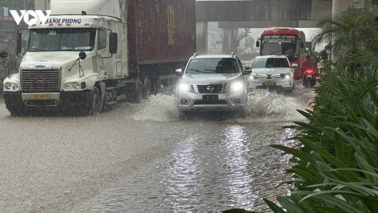 Quốc lộ 6 đoạn Ba La - Yên Nghĩa ngập sâu, xe chết máy la liệt