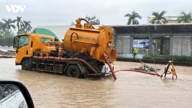 Quốc lộ 6 đoạn Ba La - Yên Nghĩa ngập sâu, xe chết máy la liệt