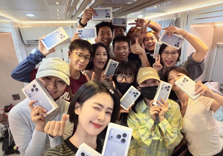 Mỹ nữ cổ trang tặng iPhone 18 Pro Max cho êkíp