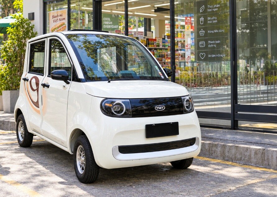 Thiết kế 4 cửa hỗ trợ lên xuống xe và sử dụng thuận tiện trong sinh hoạt hằng ngày.