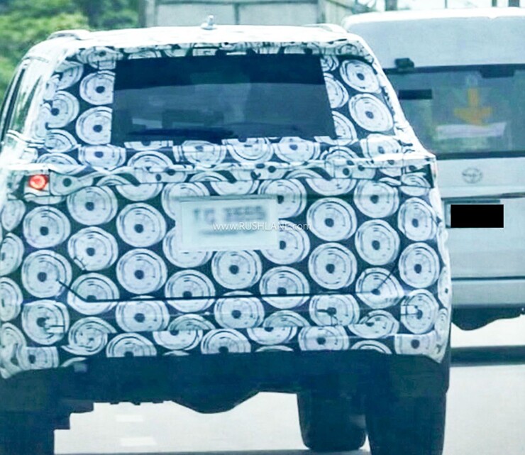 Toyota Fortuner thế hệ mới chạy thử cùng lớp ngụy trang.&nbsp;Ảnh: Rushlane