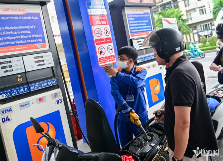 &nbsp;Giá xăng dầu trong nước sẽ được điều chỉnh vào chiều mai. Ảnh: Nguyễn Huế