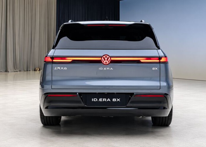 Phía sau là dải đèn LED kéo dài toàn chiều rộng thân xe, kết hợp logo Volkswagen phát sáng.