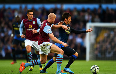 Man City (phải) gặp khó trong khâu tiếp cận khung thành đối phương