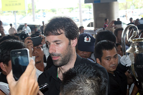 Van Nistelrooy gây "náo động" ở Tân Sơn Nhất - 5