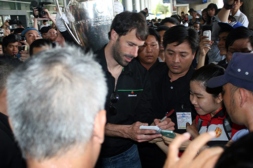 Van Nistelrooy gây "náo động" ở Tân Sơn Nhất - 3