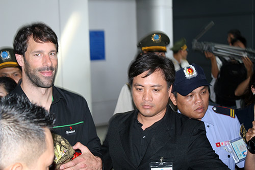 Van Nistelrooy gây "náo động" ở Tân Sơn Nhất - 2