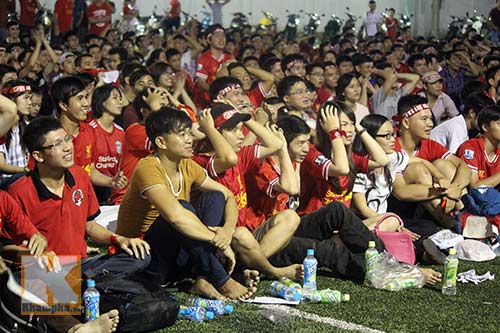 CĐV Chelsea ăn mừng giữa “rừng” fan Liverpool - 1